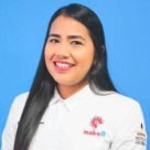 Mujer morena con camisa blanca con el logo de makeR technologies