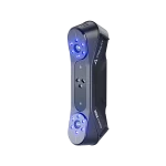 Escáner 3D industrial Creality Raptor Pro con láser azul digitalizando motor metálico brillante sin spray